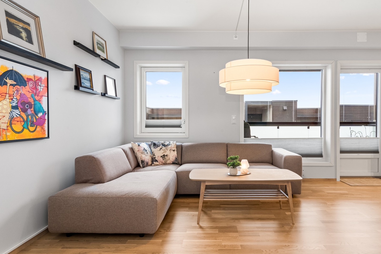 Stuen er åpen mot kjøkkenet og blir boligens naturlige samlingspunkt. Galleribilde