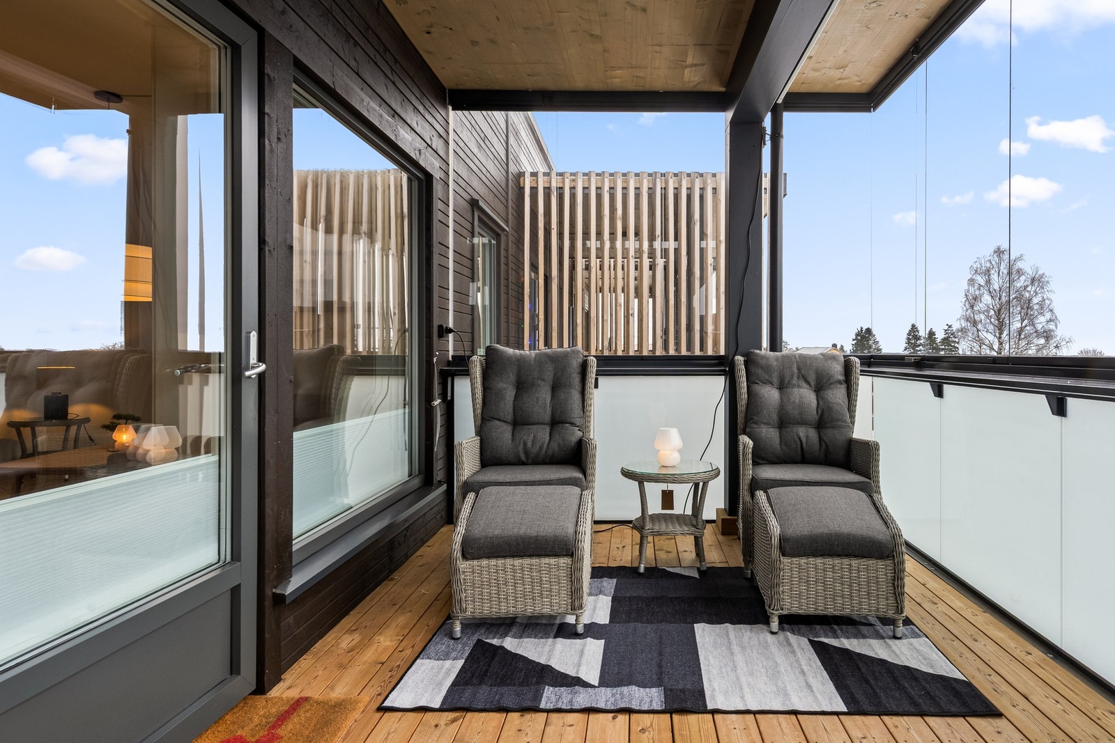 Balkongen er skjermet med levegg og tak. Galleribilde