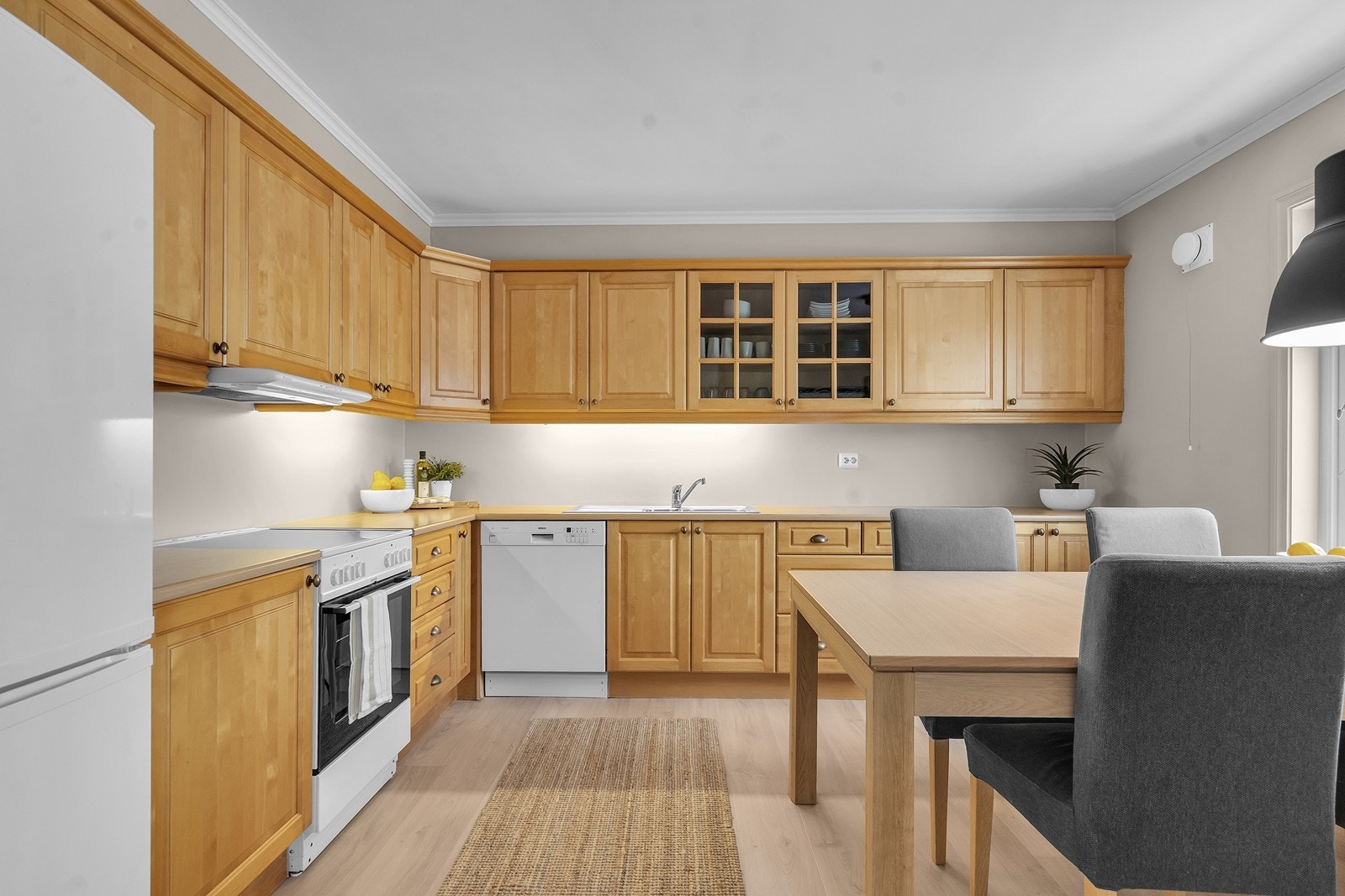 Stort kjøkken med mye skap- og benkeplass Galleribilde