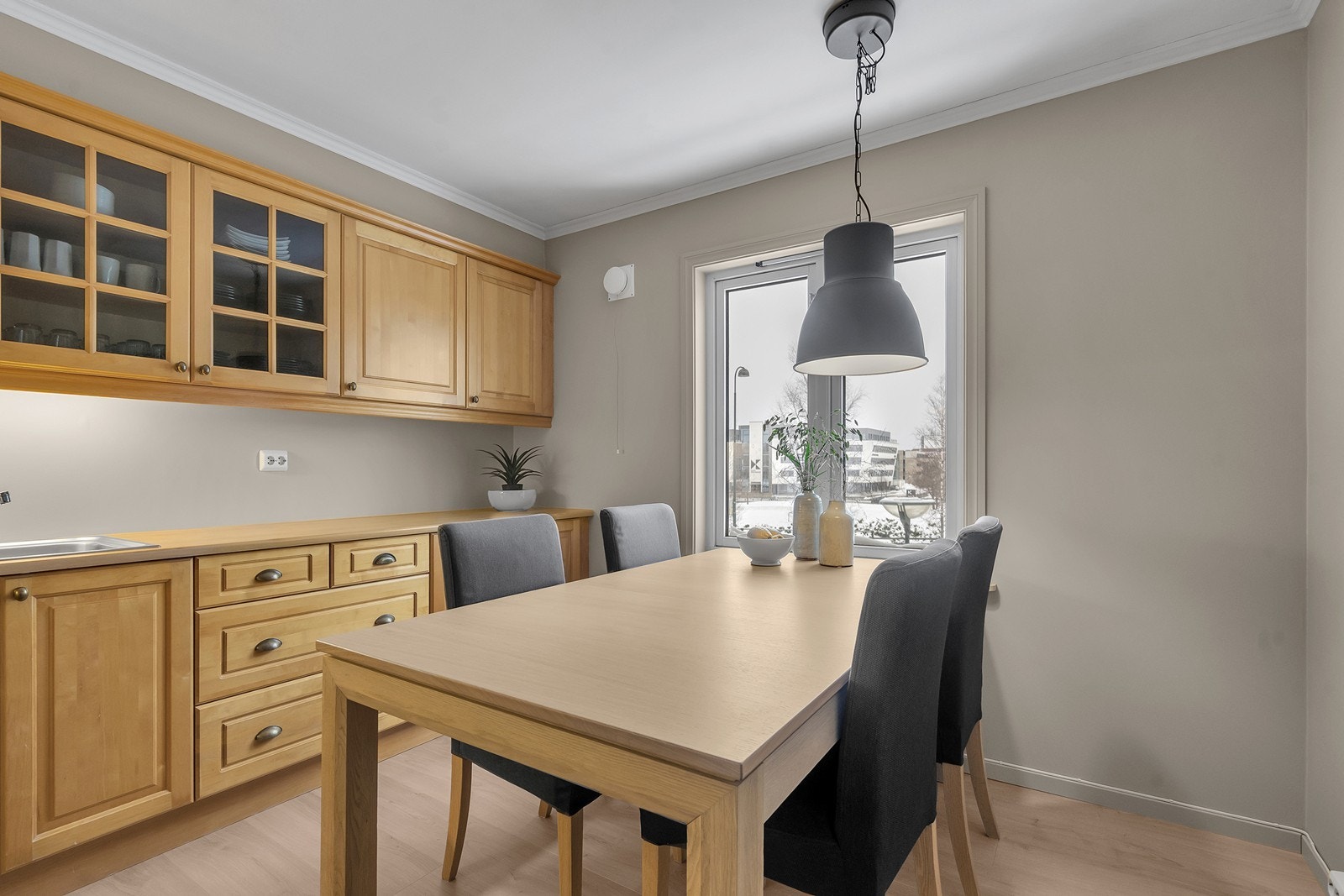 God plass til stort spisebord Galleribilde