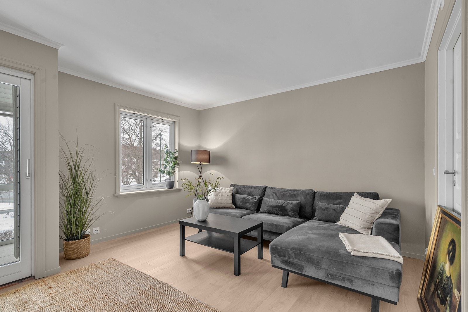 Det er lagt nytt laminatgulv i stue og kjøkken Galleribilde