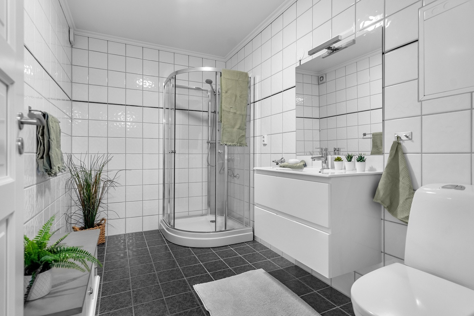 Stort flislagt bad med nytt dusjkabinett og servant (2026) Opplegg for vaskemaskin Galleribilde