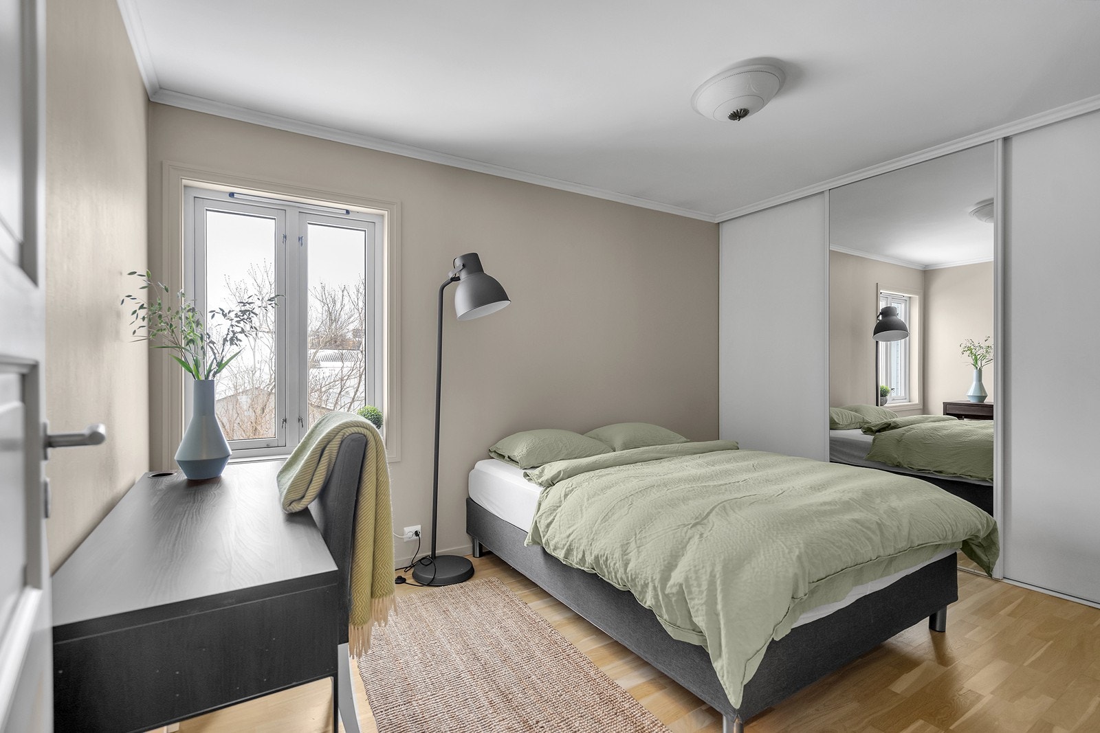 Soverom 1 med stor skyvedørsgarderobe Galleribilde