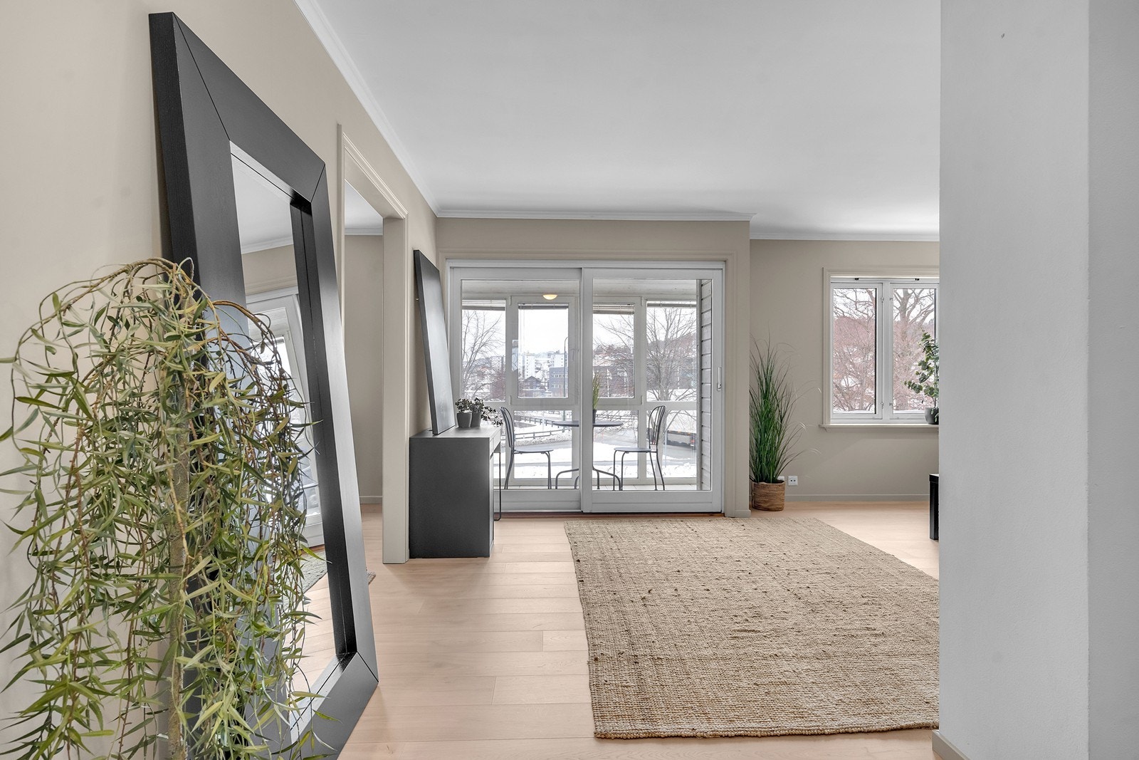 Store vindusflater gir godt med naturlig lys Galleribilde