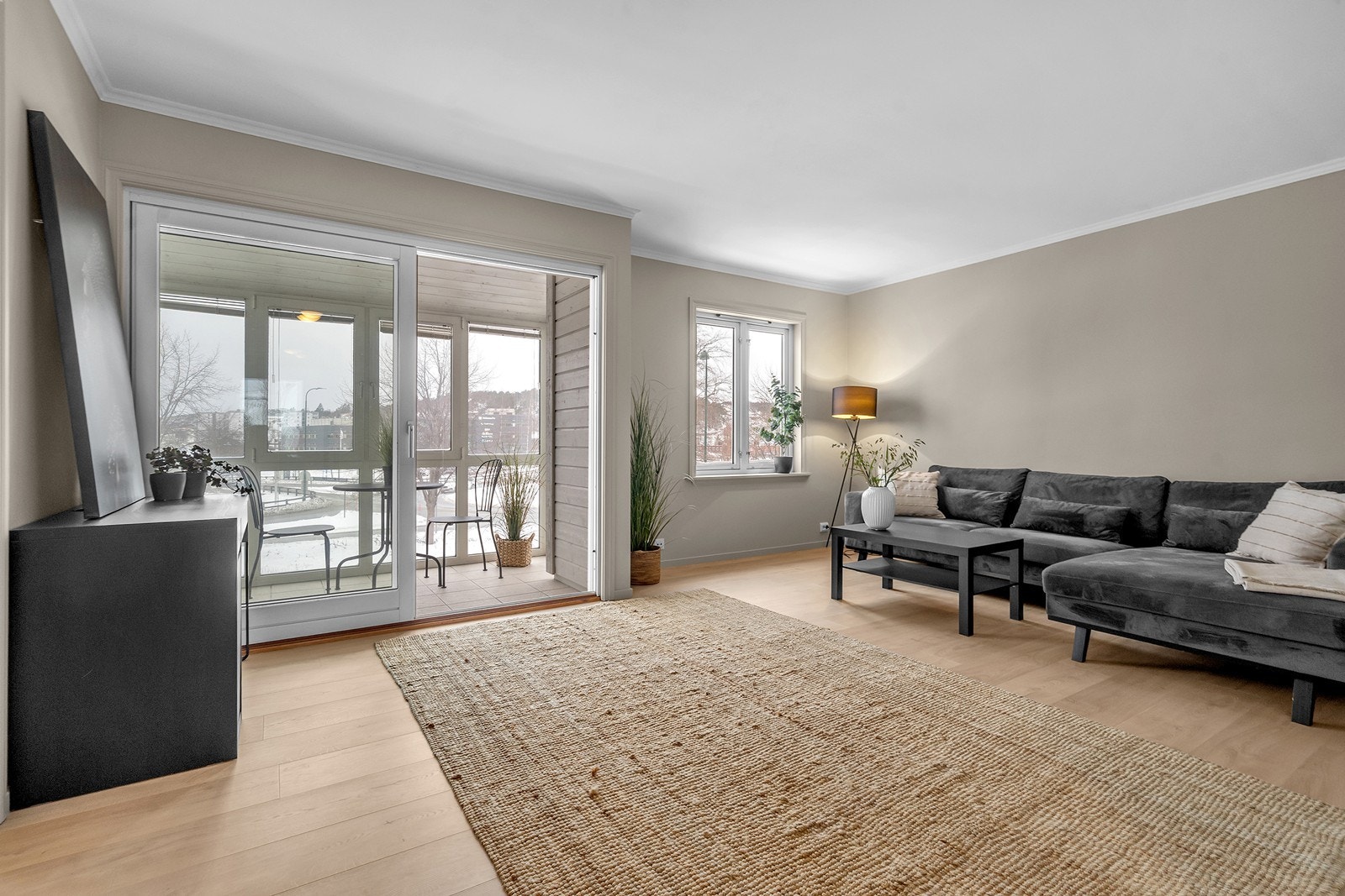 Hele leiligheten er malt opp i 2026. Det er lagt nytt gulv i stue og kjøkken Galleribilde