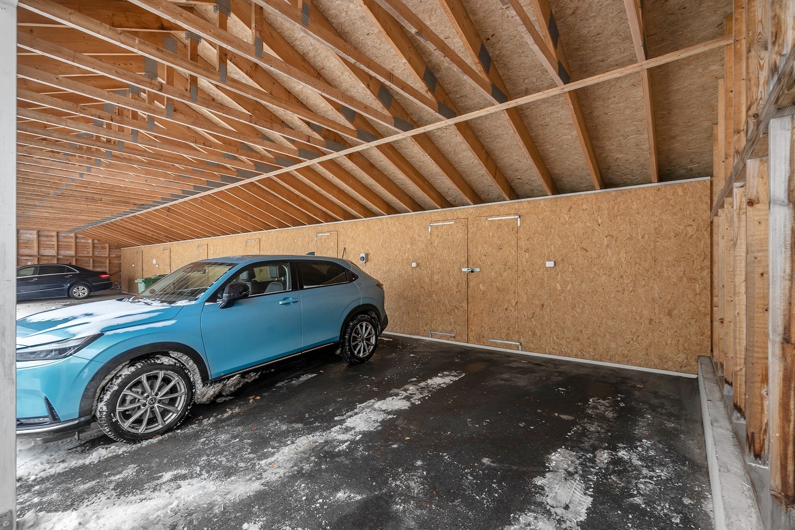 Fast carport følger leiligheten med bod i bakkant Galleribilde