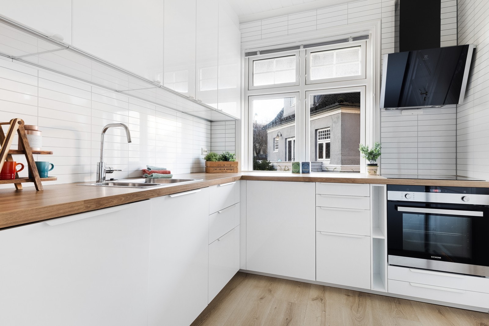 Kjøkken i eget rom, inkl. hvitevarer. Galleribilde