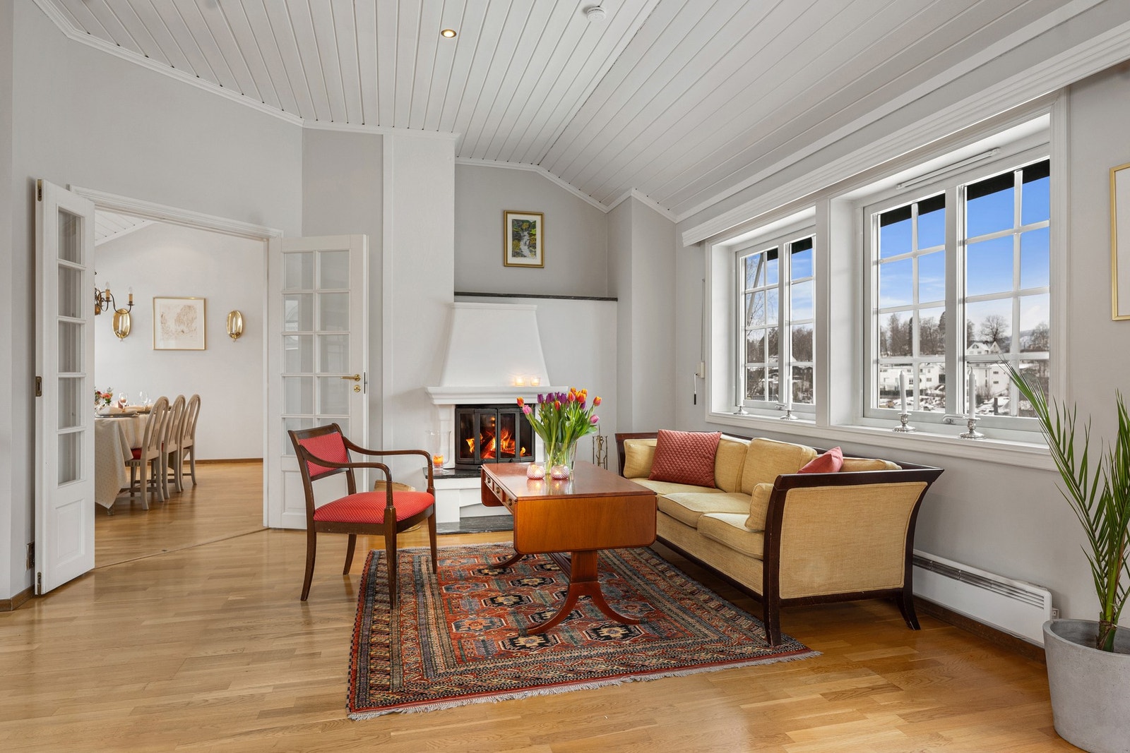 Peis i stuen gir lunhet og hygge til rommet Galleribilde