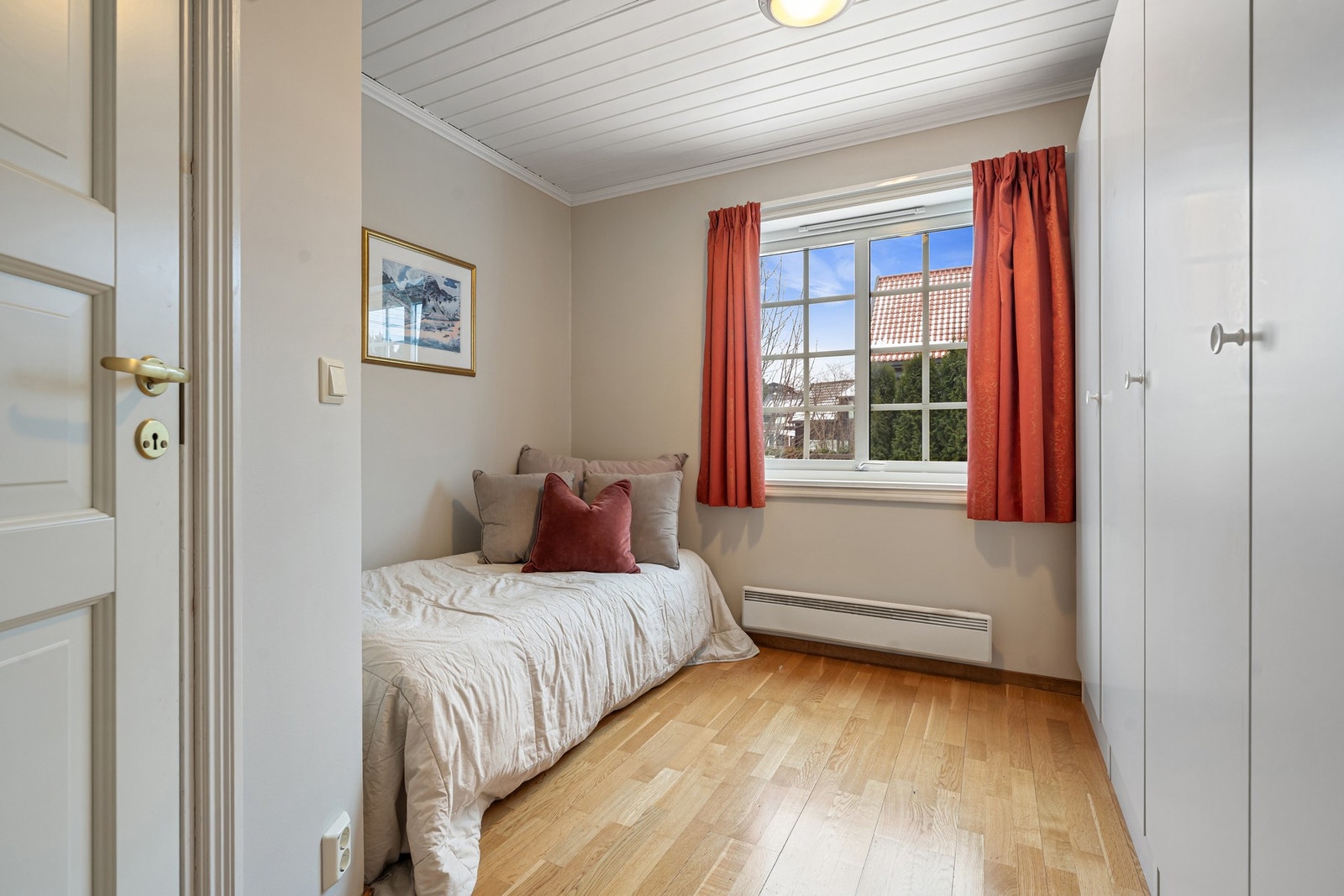 Dette er soverommet som ihht. byggetegninger var tiltenkt bad, innsendte, men ikke godkjente tegninger fra 1999 stemmer med dagens løsning Galleribilde