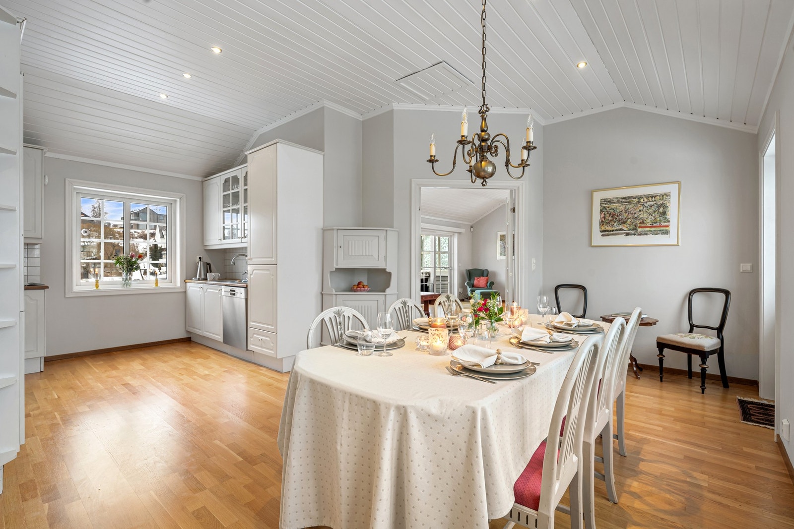 Adskilt kjøkken med plass til spisebord Galleribilde