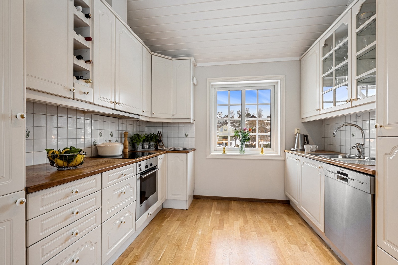 Innredningen er fra 2000 og har et klassisk utseende Galleribilde