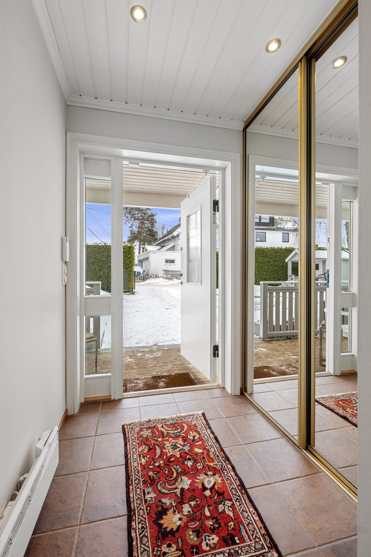 Inngang i 1. etasje med entré med skyvedørsgarderobe Galleribilde