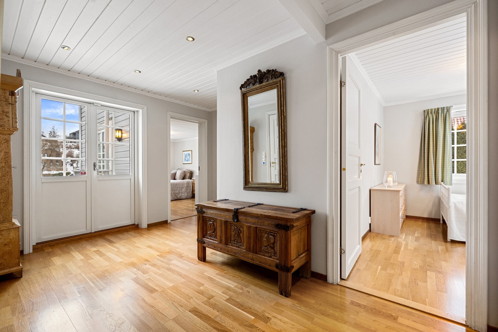 Det er tre soverom i etasjen, ihht. godkjente tegninger er to av disse godkjente. På tegninger fra 1999 (ikke godkjente) stemmer disse med dagens løsning Galleribilde