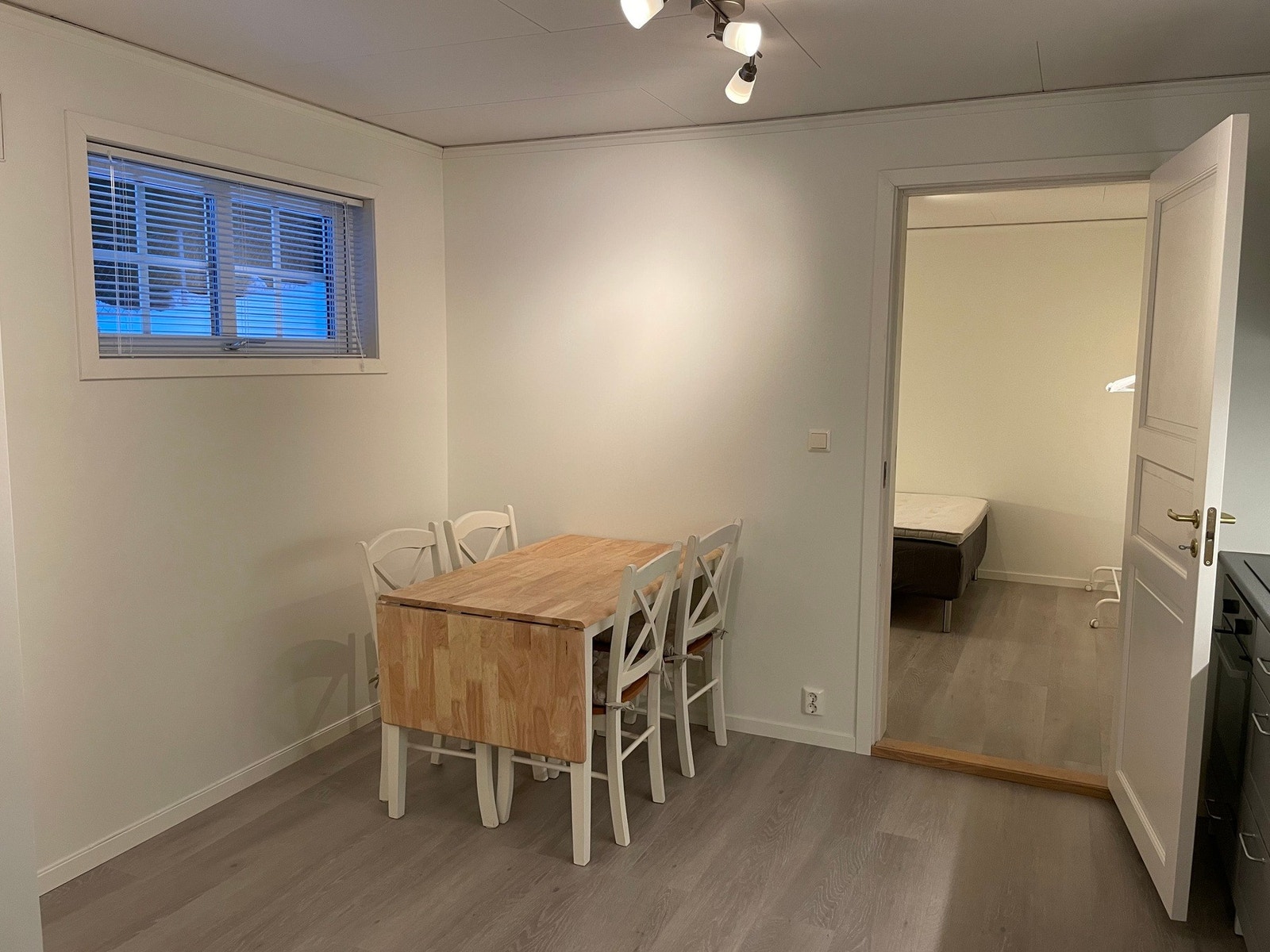 Kjøkken med spiseplass i hybel Galleribilde