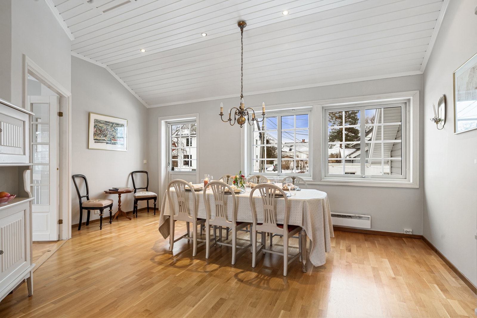 Koselig peis på kjøkkenet gir ekstra stemning til rommet på mørke kvelder og vintermorgener Galleribilde