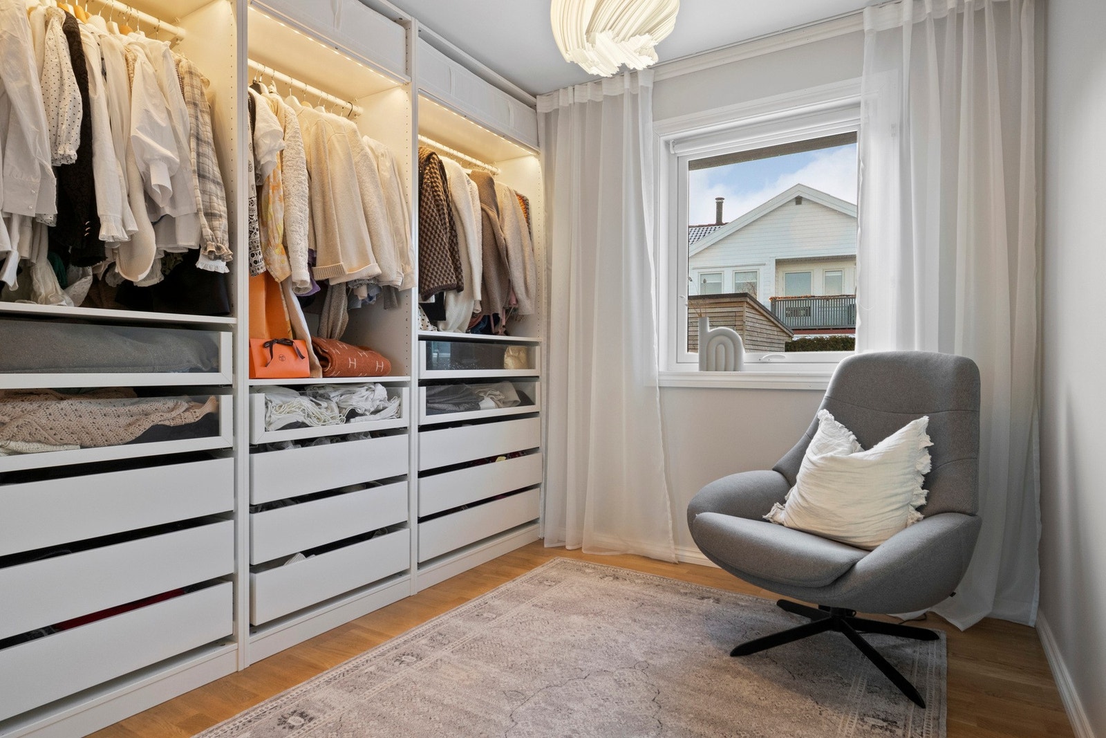 Det ene soverommet benyttes i dag som garderoberom. Galleribilde