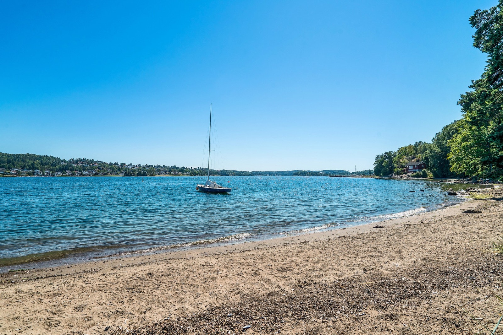 Med gåavstand til sjøen finner du en rekke flotte badestrender, båthavner og turstier langs kysten. Galleribilde