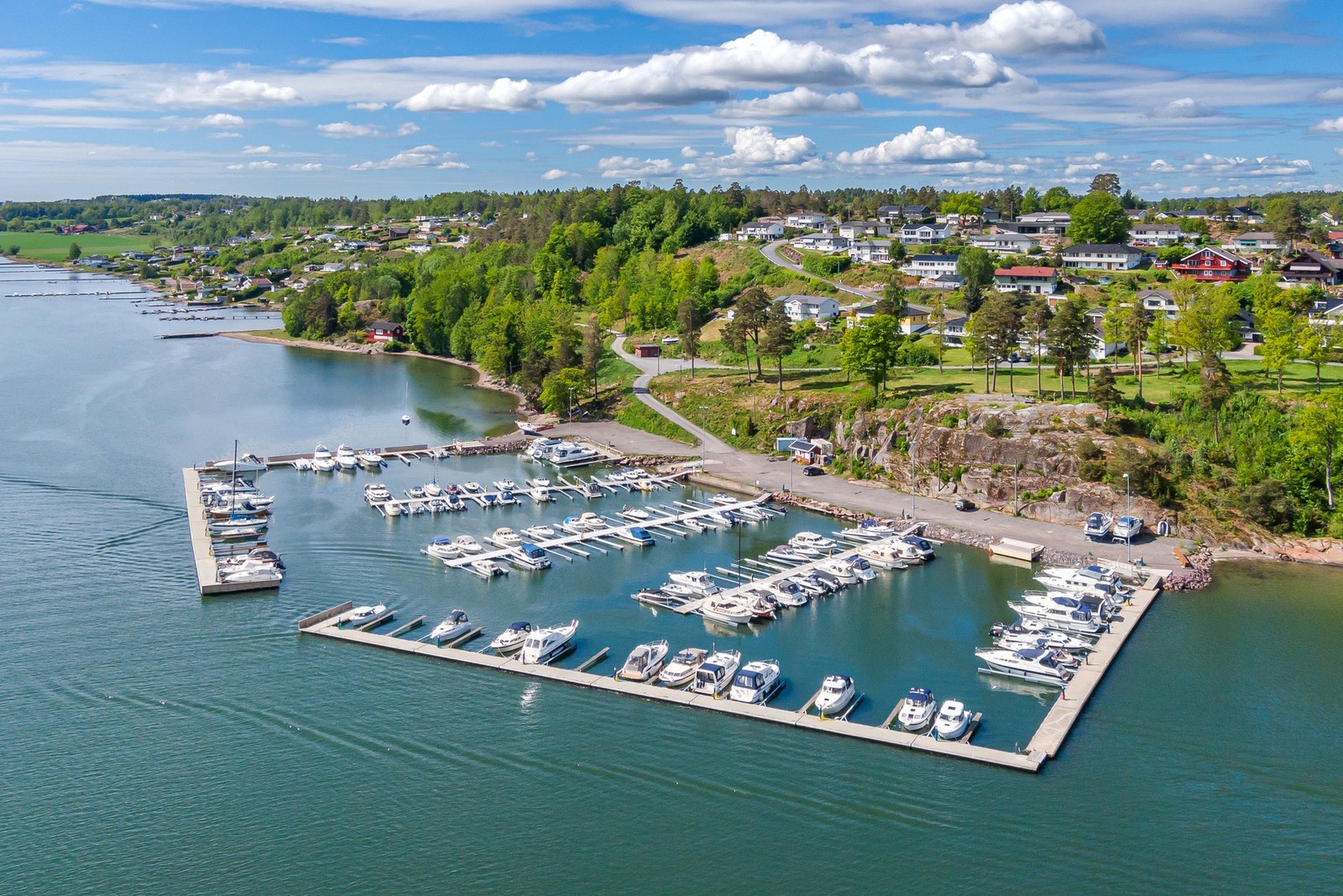 Rakkevik småbåthavn - ca. 200 meter fra boligen. Galleribilde