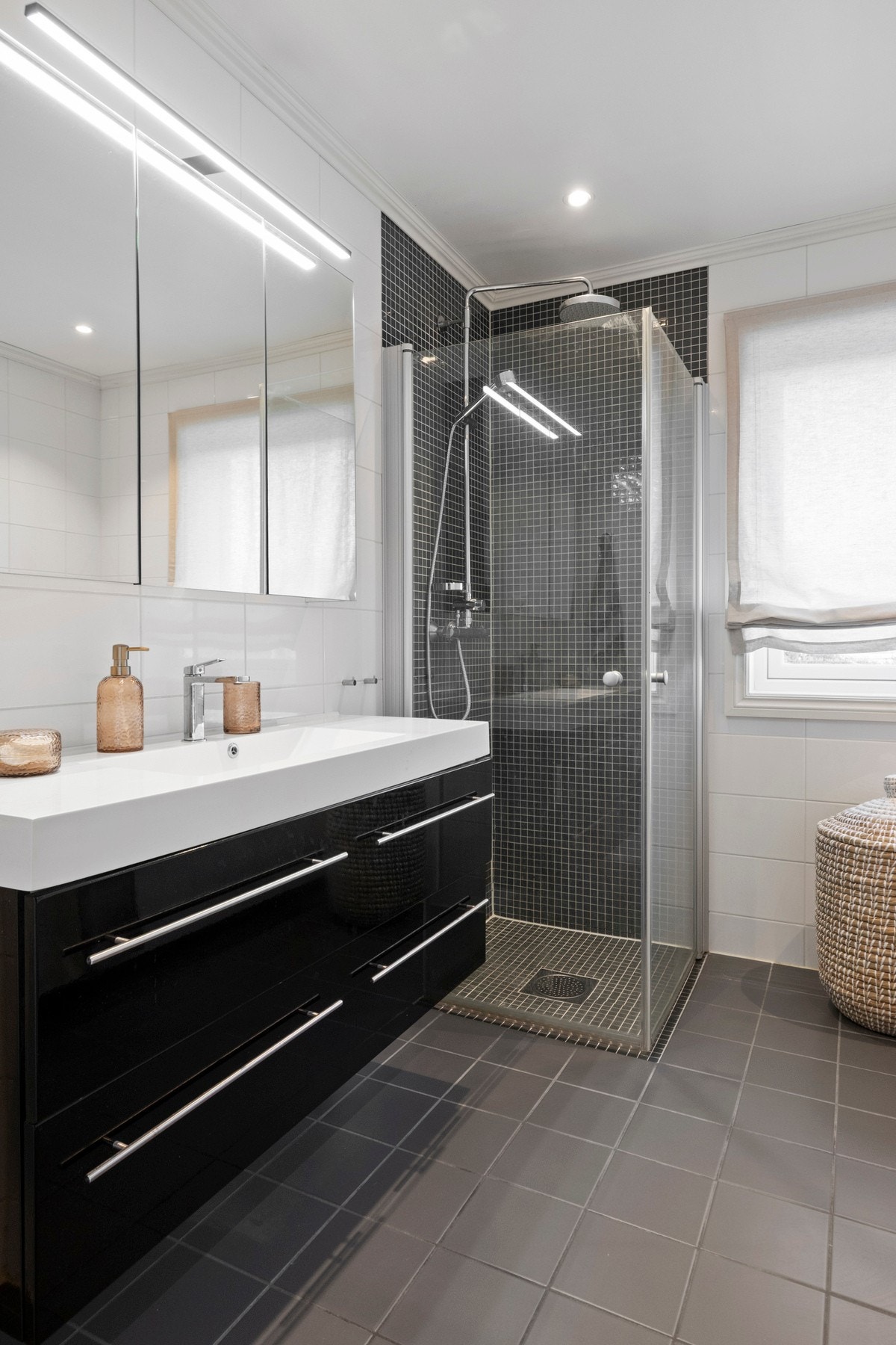 Rommet er innredet med servant, veggmontert toalett, badekar og dusjdører, og det er balansert ventilasjon. Galleribilde