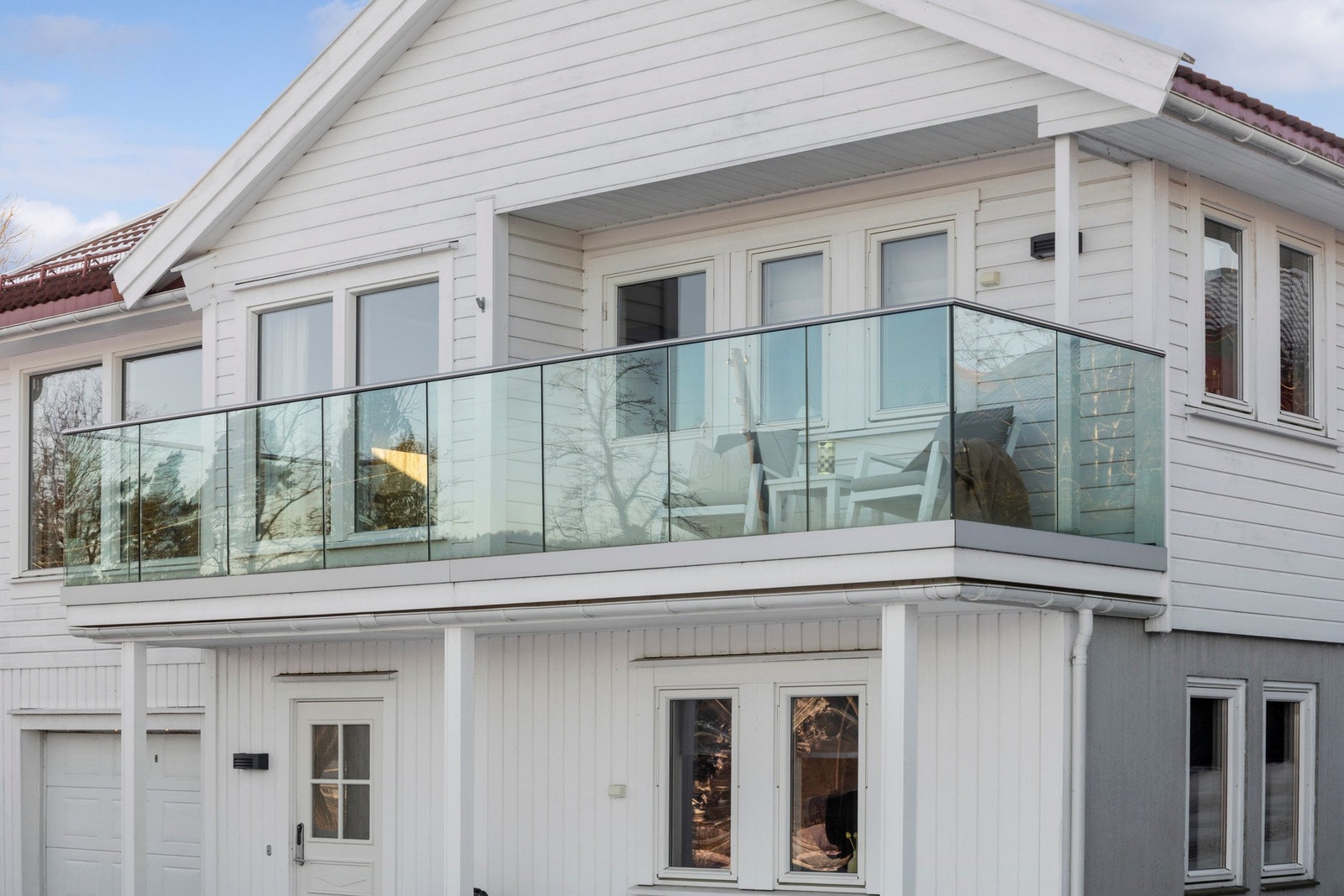 Balkong utenfor kjøkken er fra byggeår og ble utvidet foran spiseplass i 2022. Galleribilde