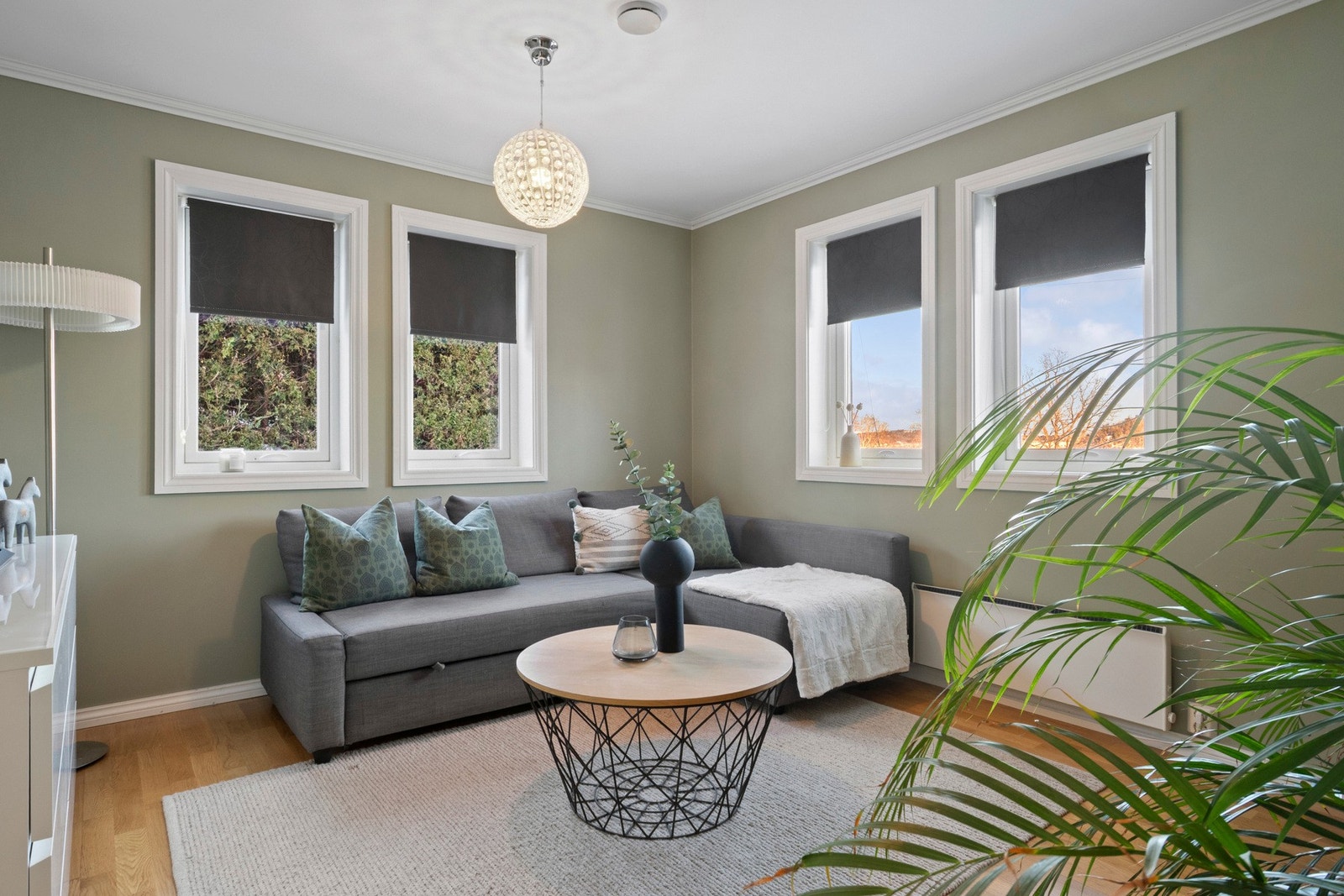 Soverom innredet som stue. Galleribilde