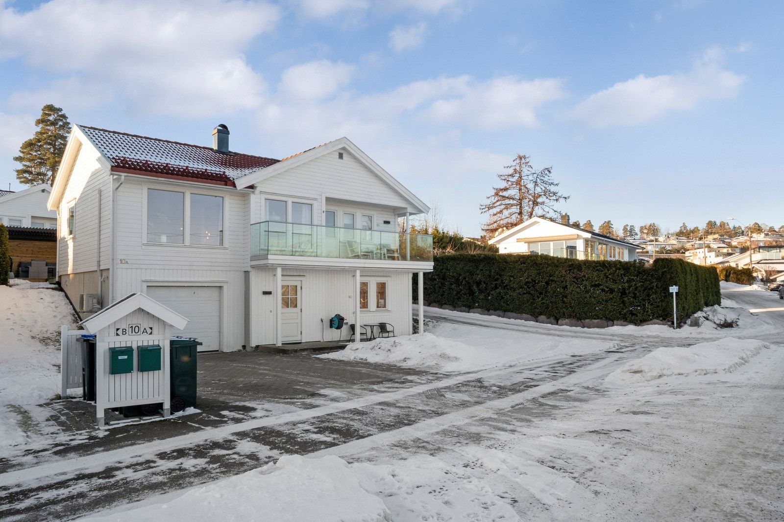 Velkommen til Rakkevikveien 10 A - en flott enebolig fra 2011 over to plan, med en gjennomgående god standard og flere fine oppgraderinger de siste årene. Galleribilde