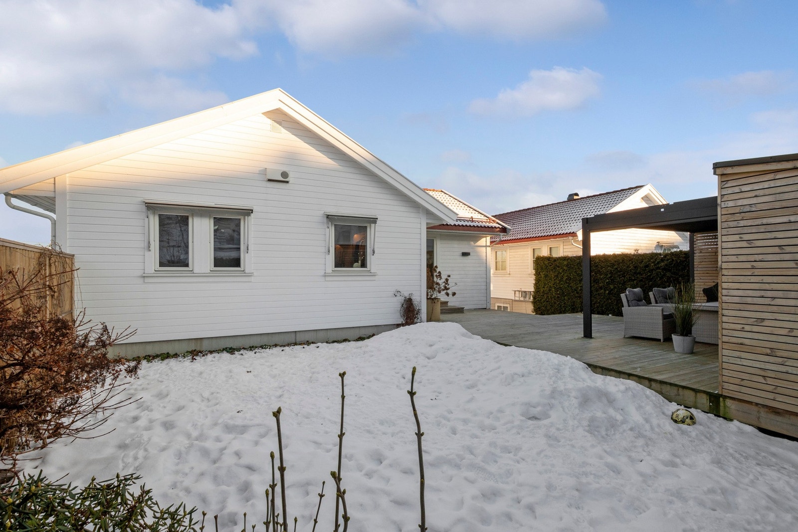 Beliggenheten passer utmerket for familier, i trygge og rolige omgivelser med gangavstand til skole, barnehage og fritidsaktiviteter. Galleribilde