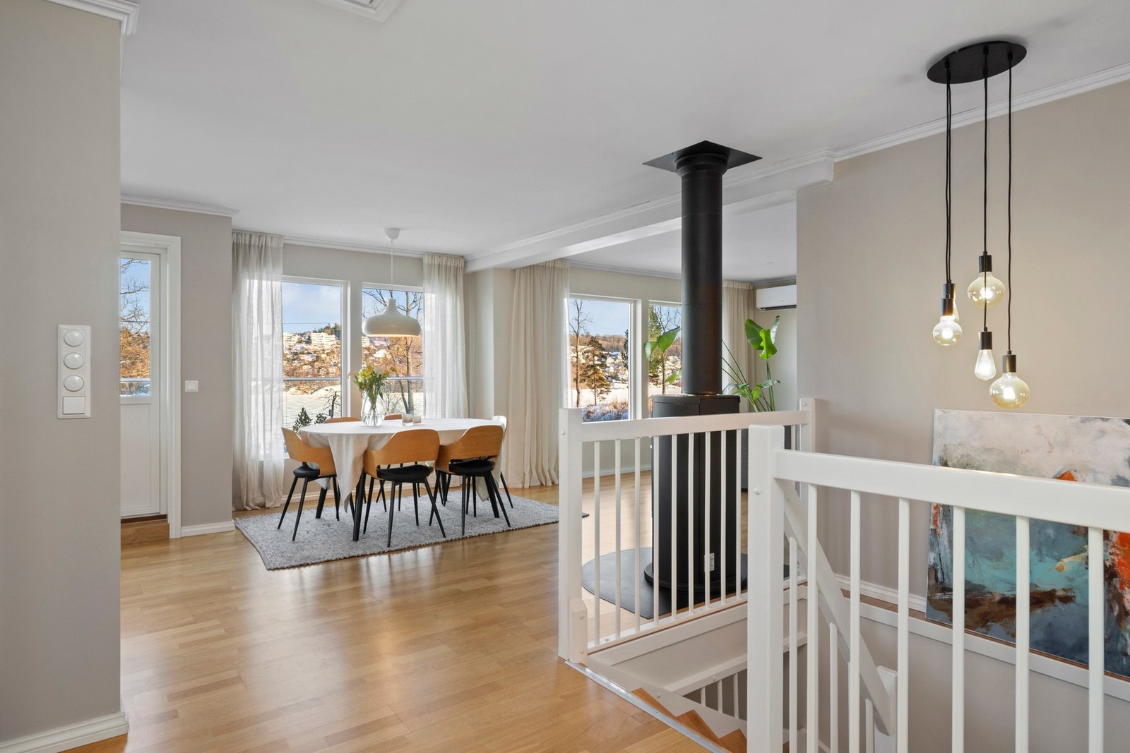 Boligen har flere rom med parkettgulv, og innvendige overflater består i hovedsak av malte plater. Galleribilde