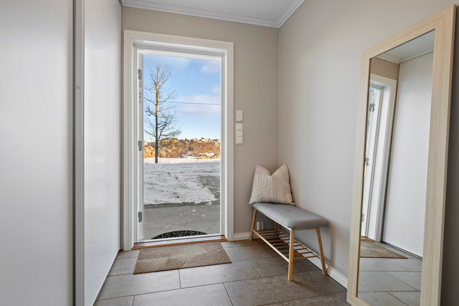 Boligen har parkett og fliser, og det er varmekabler i vindfang. Galleribilde