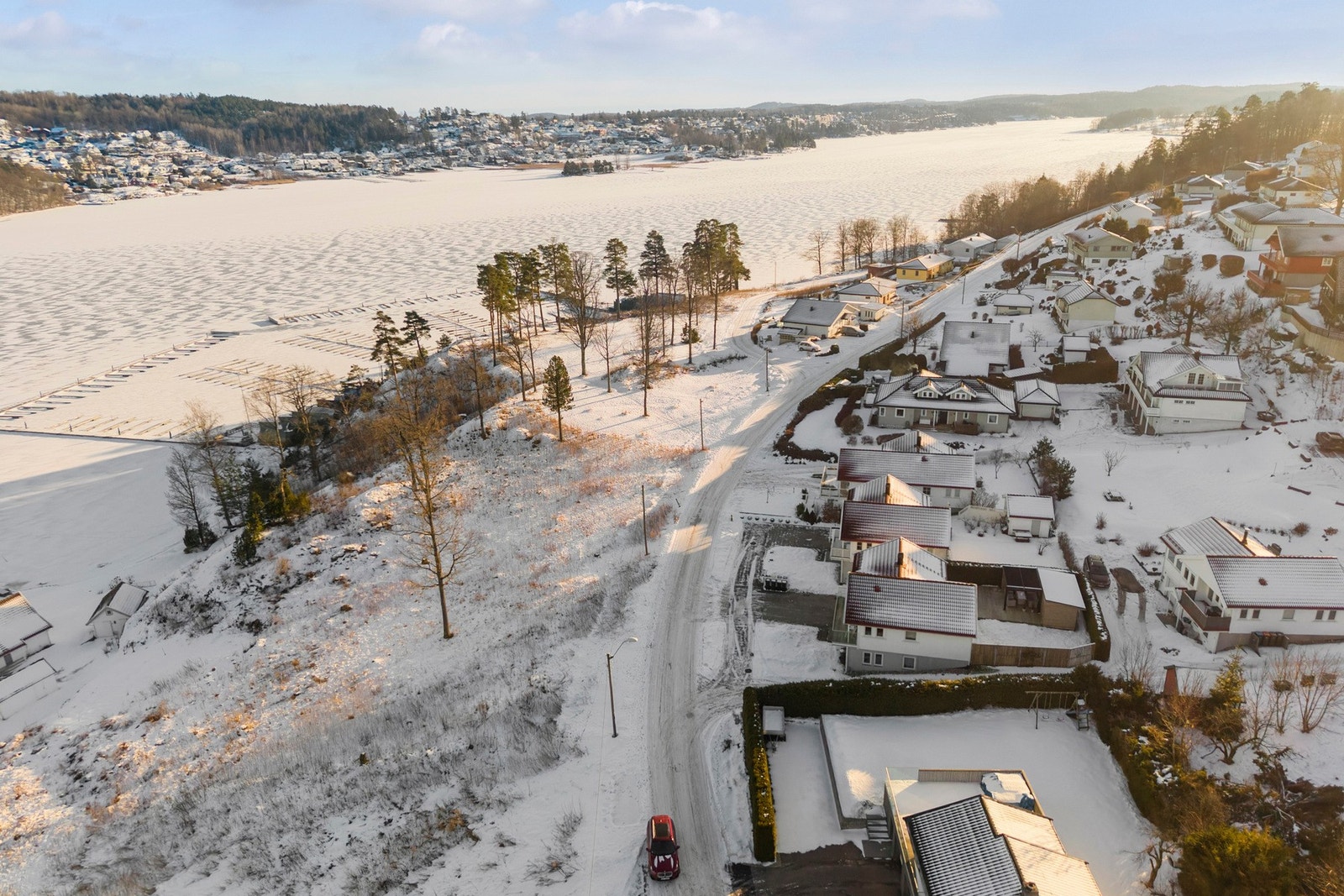 Husrekken grenser til et friområde med sittegrupper, lekeapparater og store grøntarealer. Galleribilde