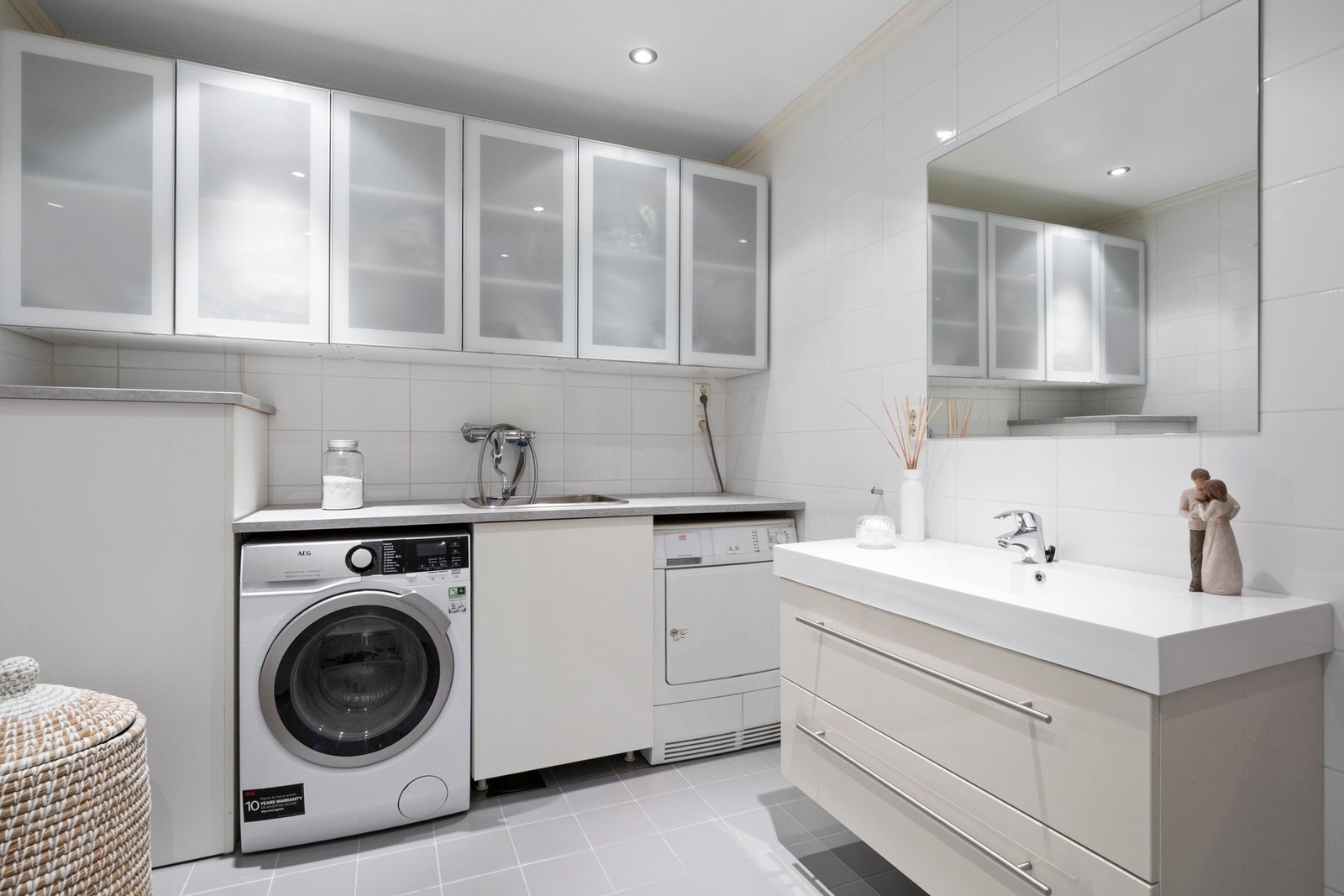 I tillegg er det benk med skyllekum og opplegg for vaskemaskin. Galleribilde