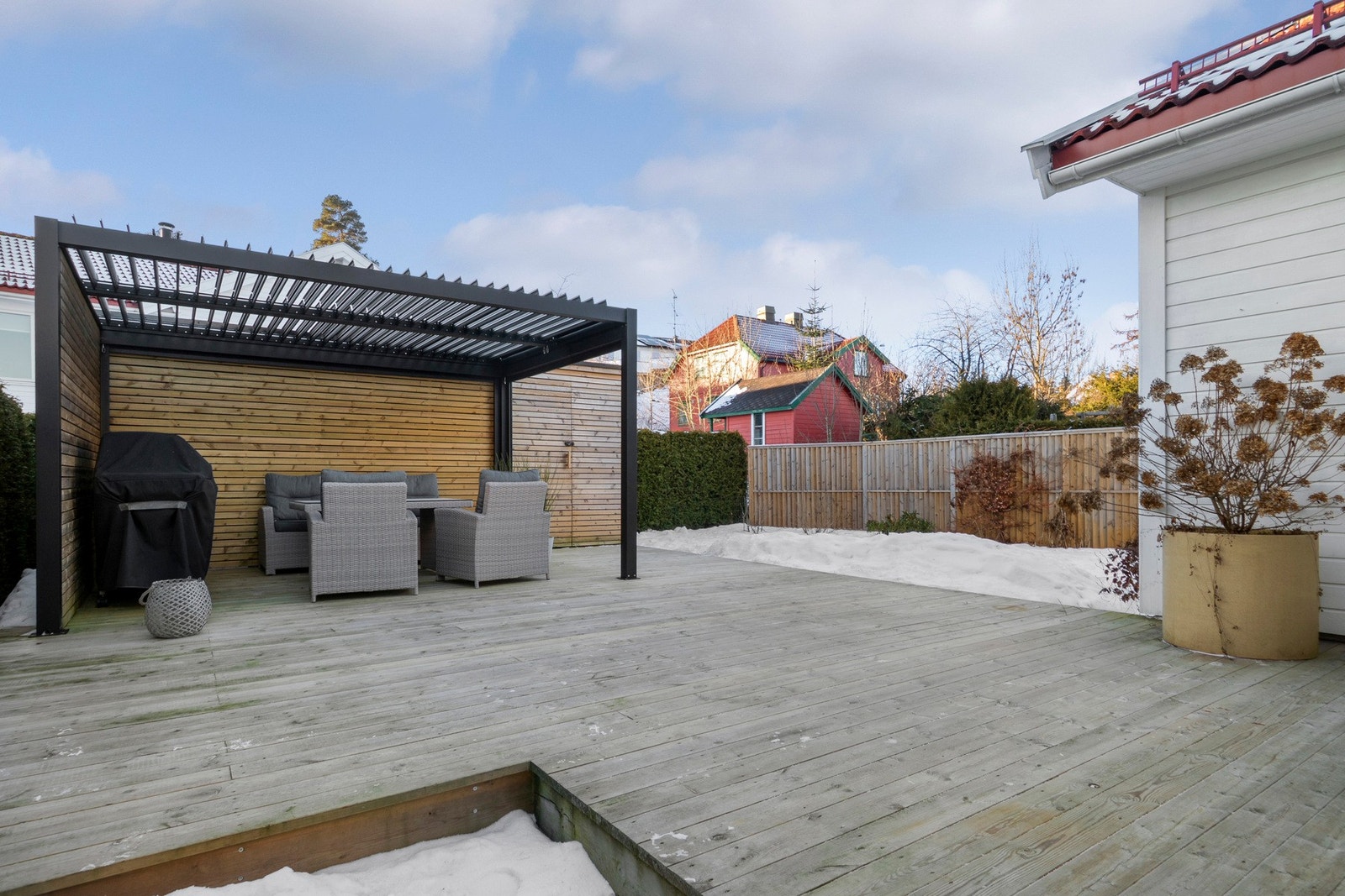Det er også pergola i aluminium med lamelltak og sidevegger som kan sveives ned. Galleribilde
