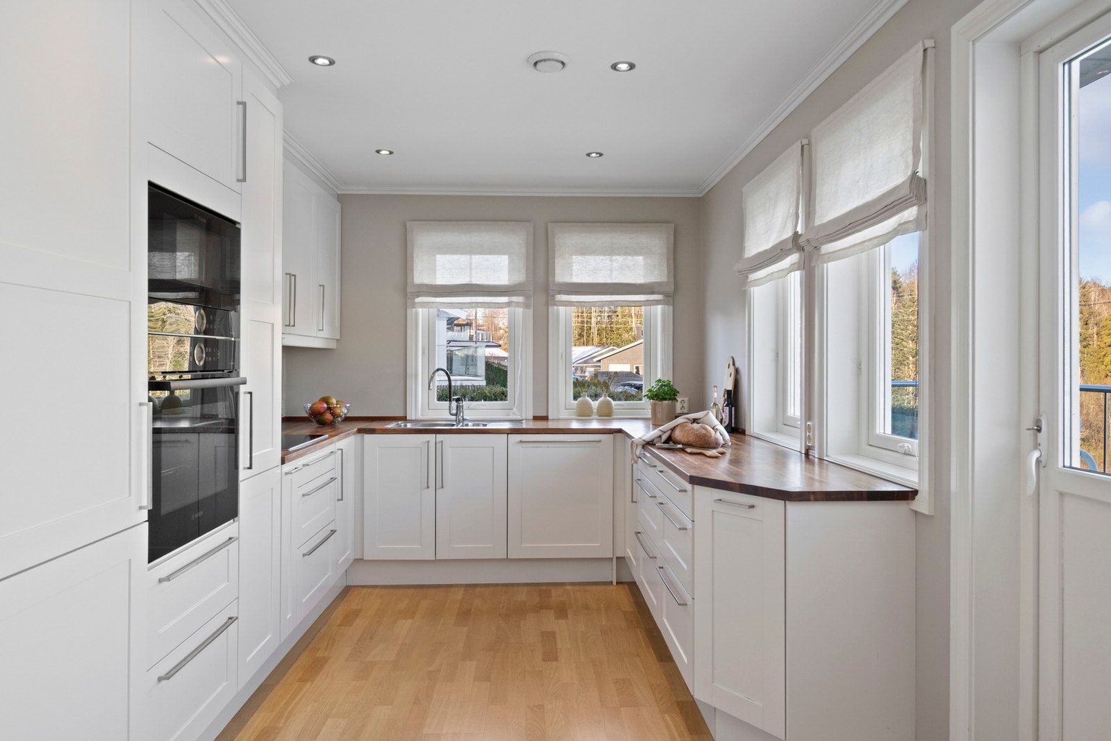 Kjøkkeninnredningen er fra byggeår med profilerte fronter, heltre benkeplate og underlimt kum. Galleribilde