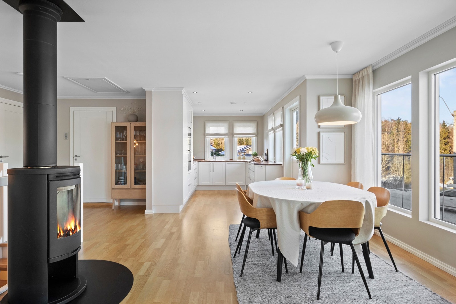 Stue/kjøkken fremstår som en praktisk og funksjonell løsning. Galleribilde