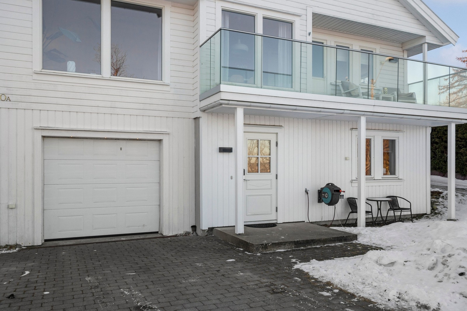 Garasje er plassert i underetasje, med støpt gulv og vegger i mur/gips. Galleribilde