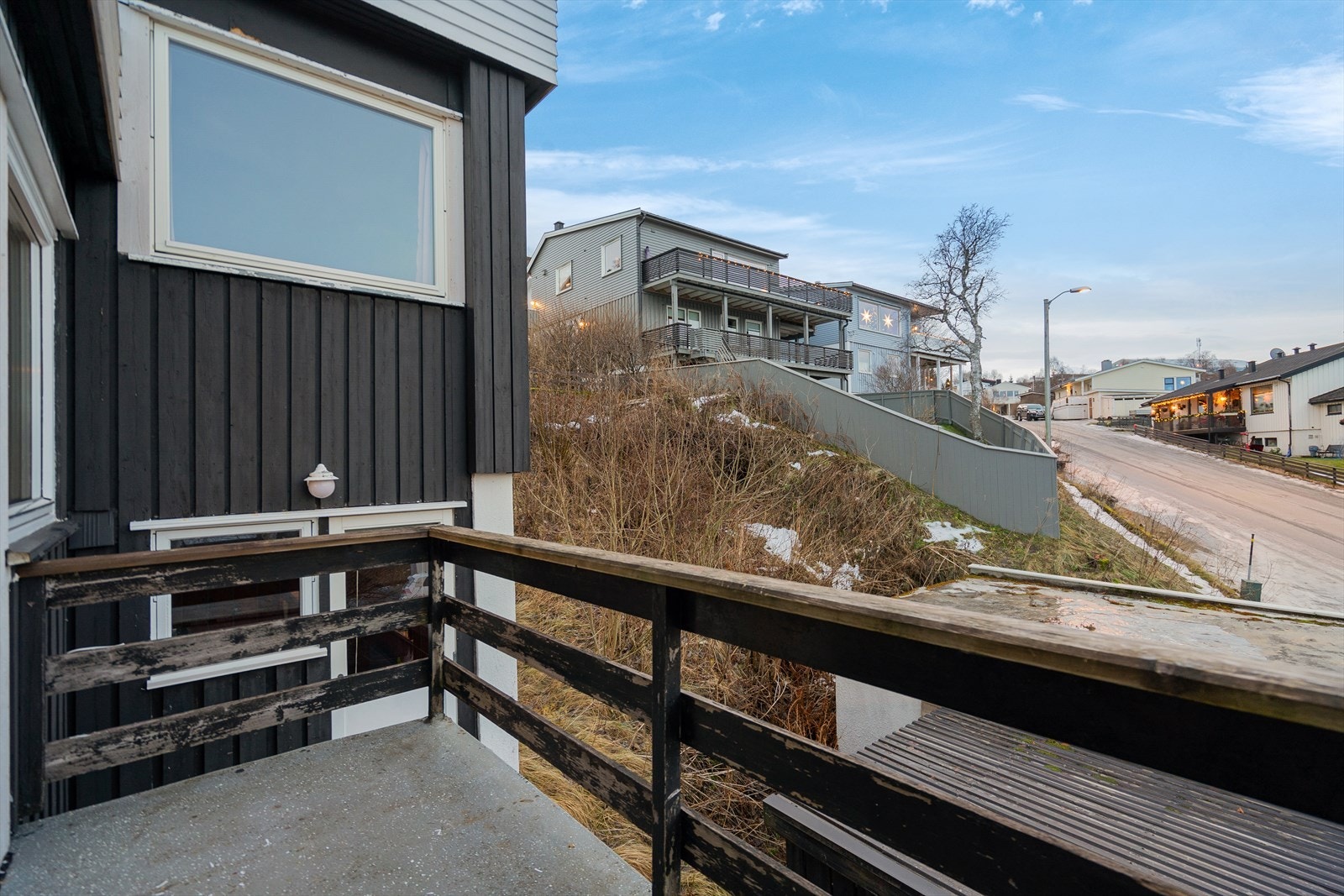 Utkraget balkong på ca. 3,6 m² med utgang fra stue. Dekke av glassfiber belagt på trebord. Galleribilde