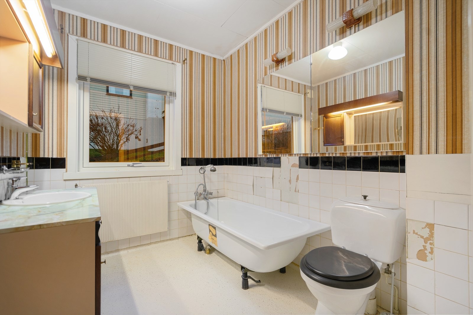 Bad 4 etg. har badekar og gulvmontert toalett. Galleribilde