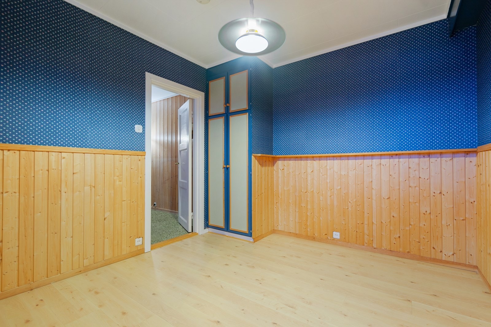 Soverom 1 har plassbygd garderobeskap. Galleribilde