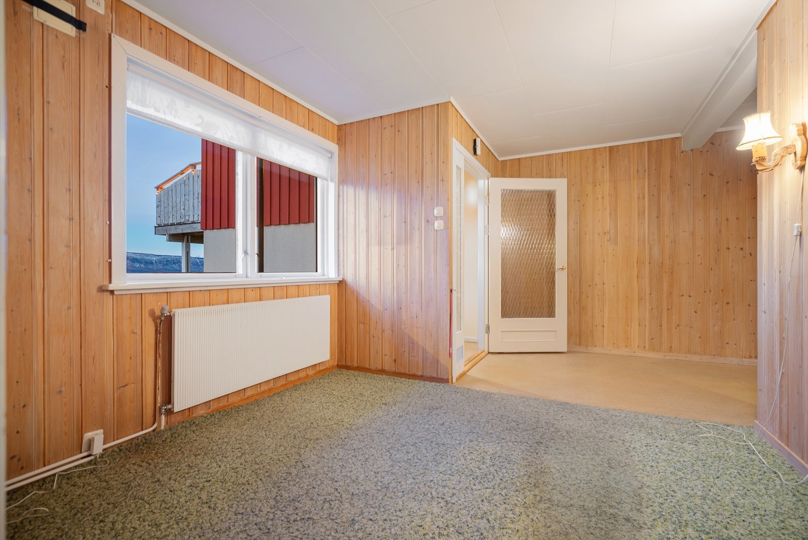 Store vinduer gir godt med lysinnslipp til rommet. Galleribilde