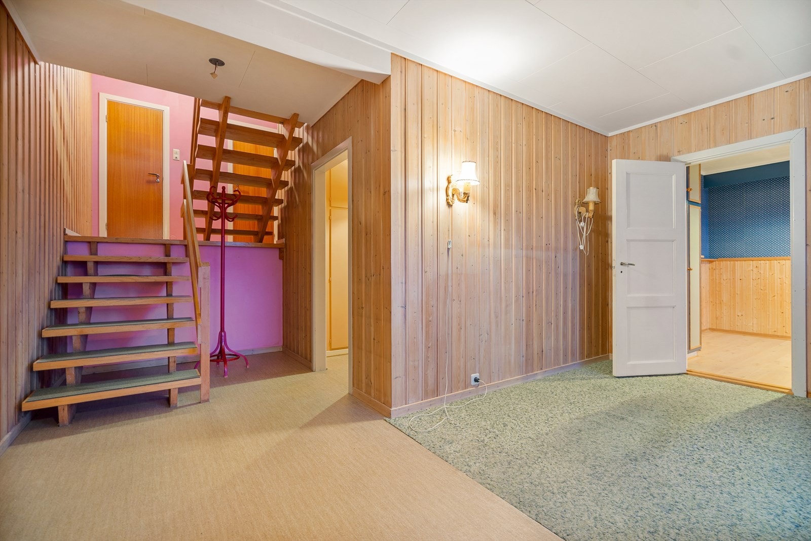 Fra gang er det trapp opp til 2.etasje. Galleribilde