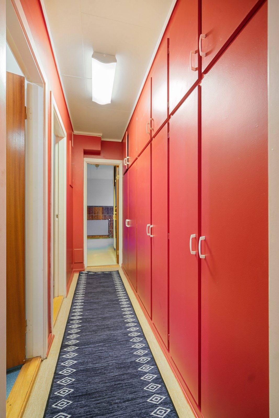 Gang med plassbygde skap, mye oppbevaringsplass. Galleribilde