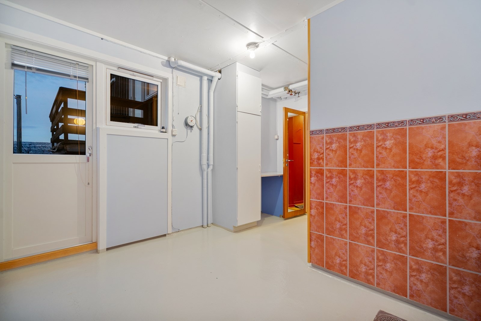 Plassbygd skap og balkongdør. Galleribilde