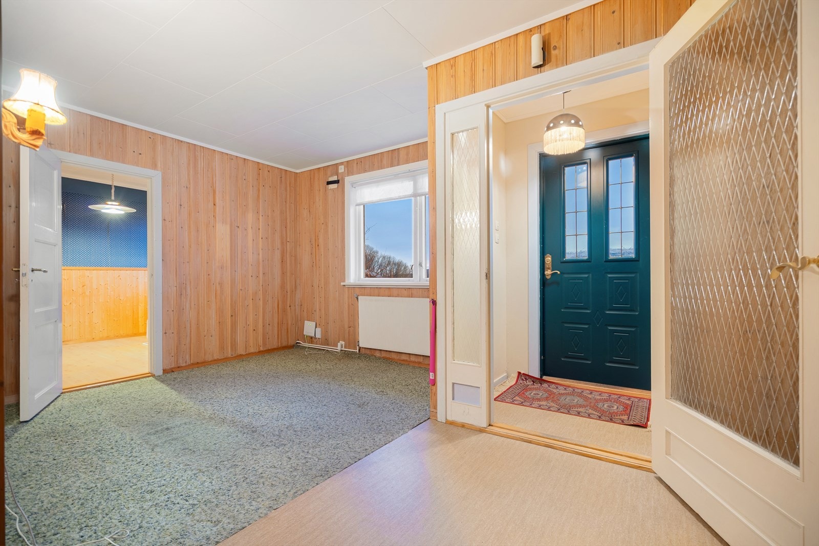 Romslig gang ved inngangsparti. Her er det god plass til oppbevaring. Galleribilde