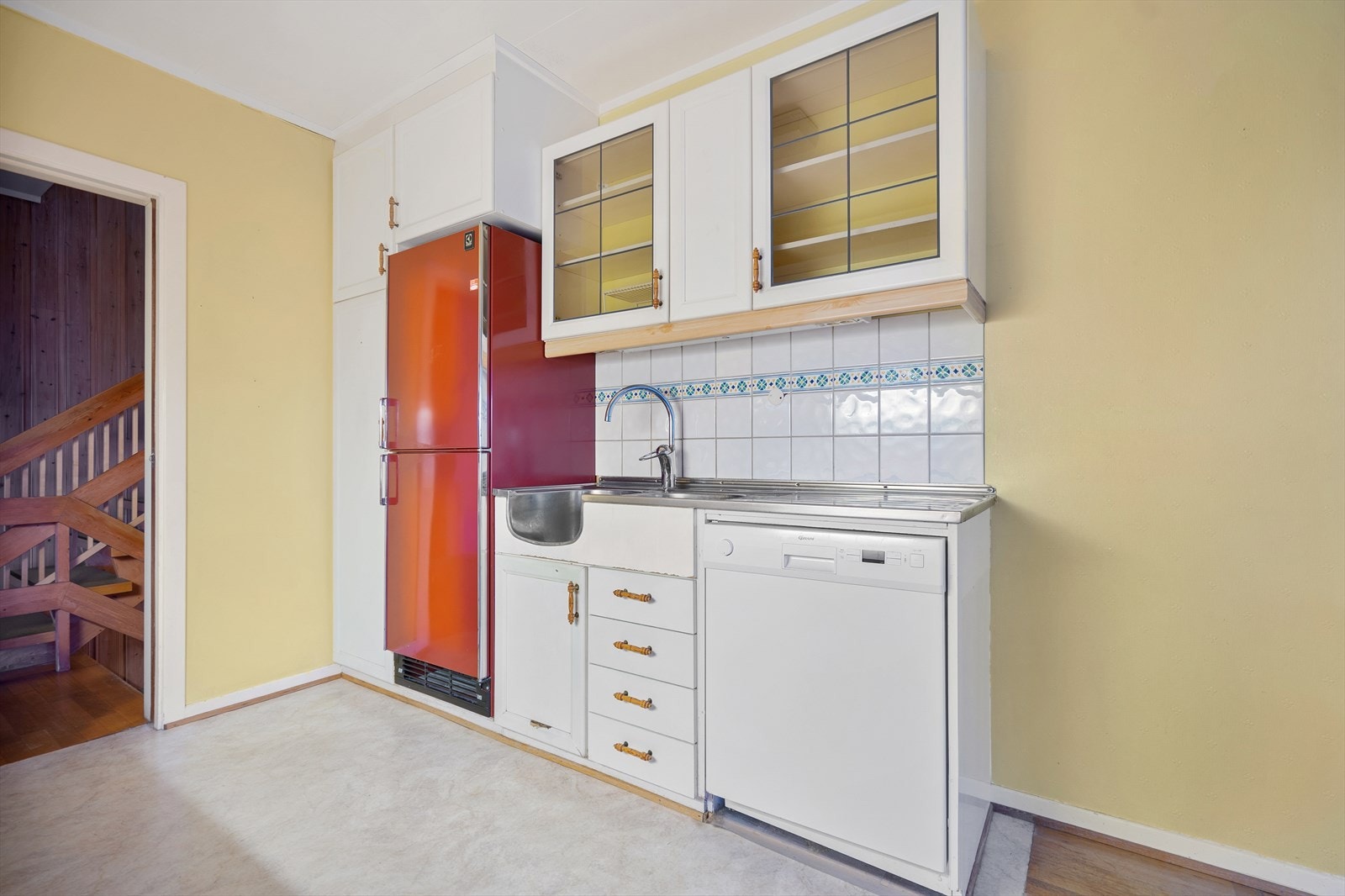 Benkebeslag med utslagsvask og kum i rustfritt stål. Galleribilde