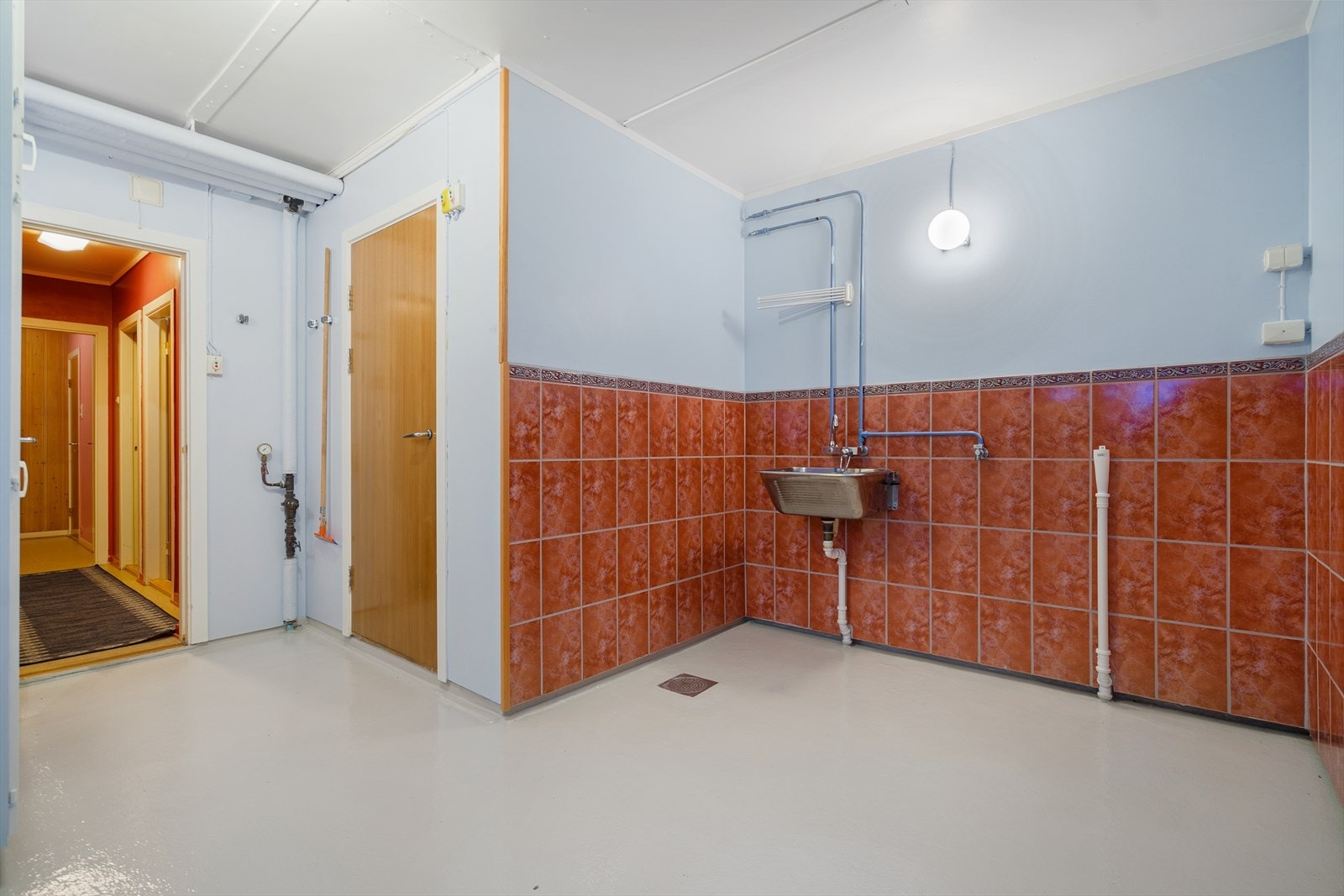 Stort vaskerom med flere muligheter for praktiske løsninger. Skyllekar med opplegg for vaskemaskin Galleribilde