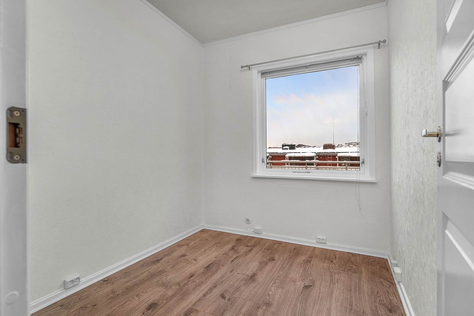 Soverom 2 er nymalt og det lagt nye gulv Galleribilde