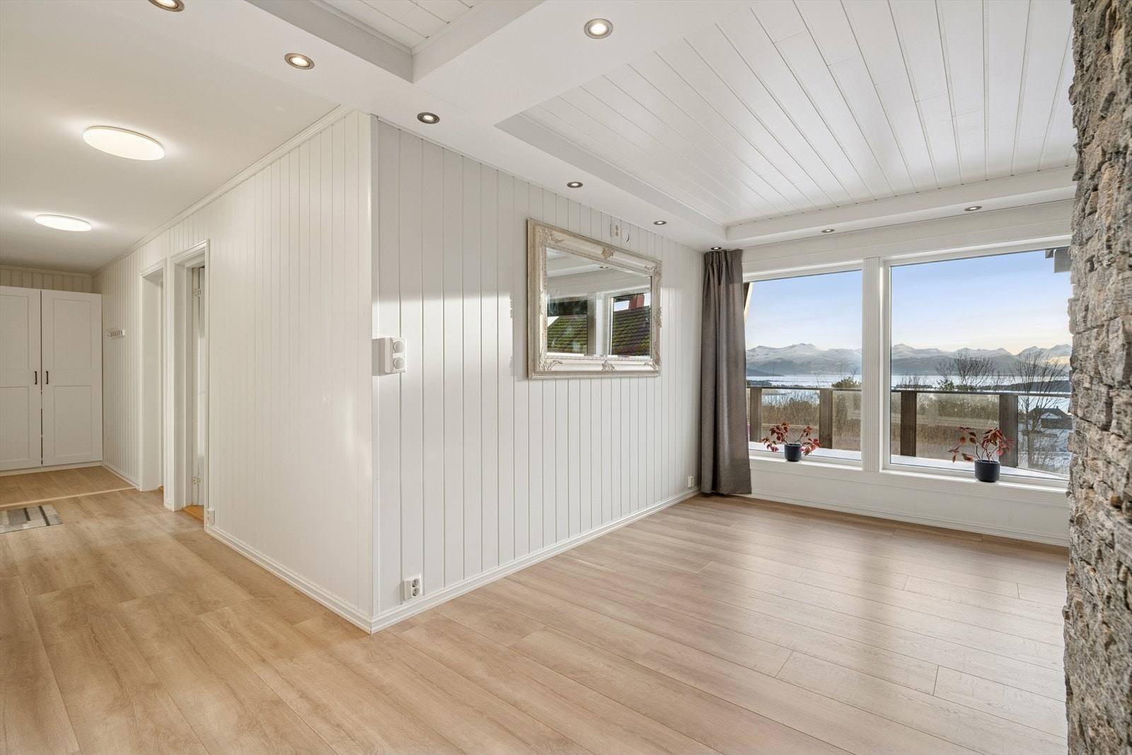 Du ønskes velkommen inn i en romslig entré med god plass til oppheng av yttertøy. Videre inn kommer du til en romslig og lys stue med åpen løsning mot kjøkken. Galleribilde