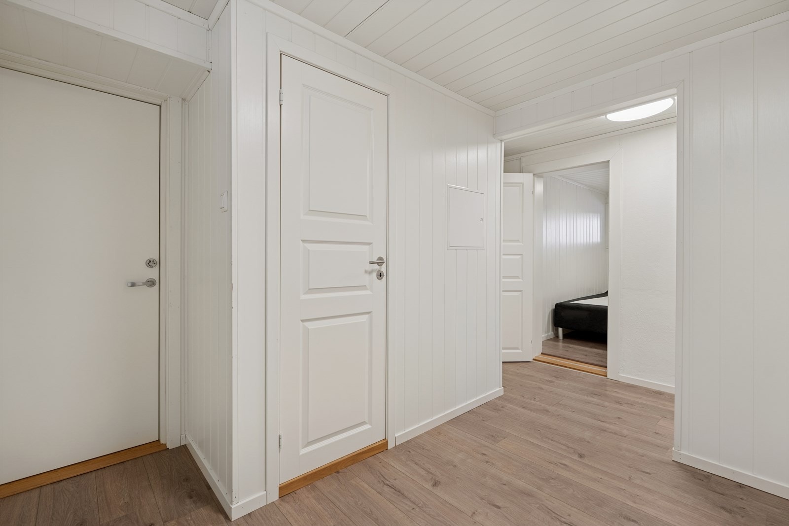 Kjelleren har et romslig med gode lysforhold og fleksible møbleringsmuligheter. Galleribilde