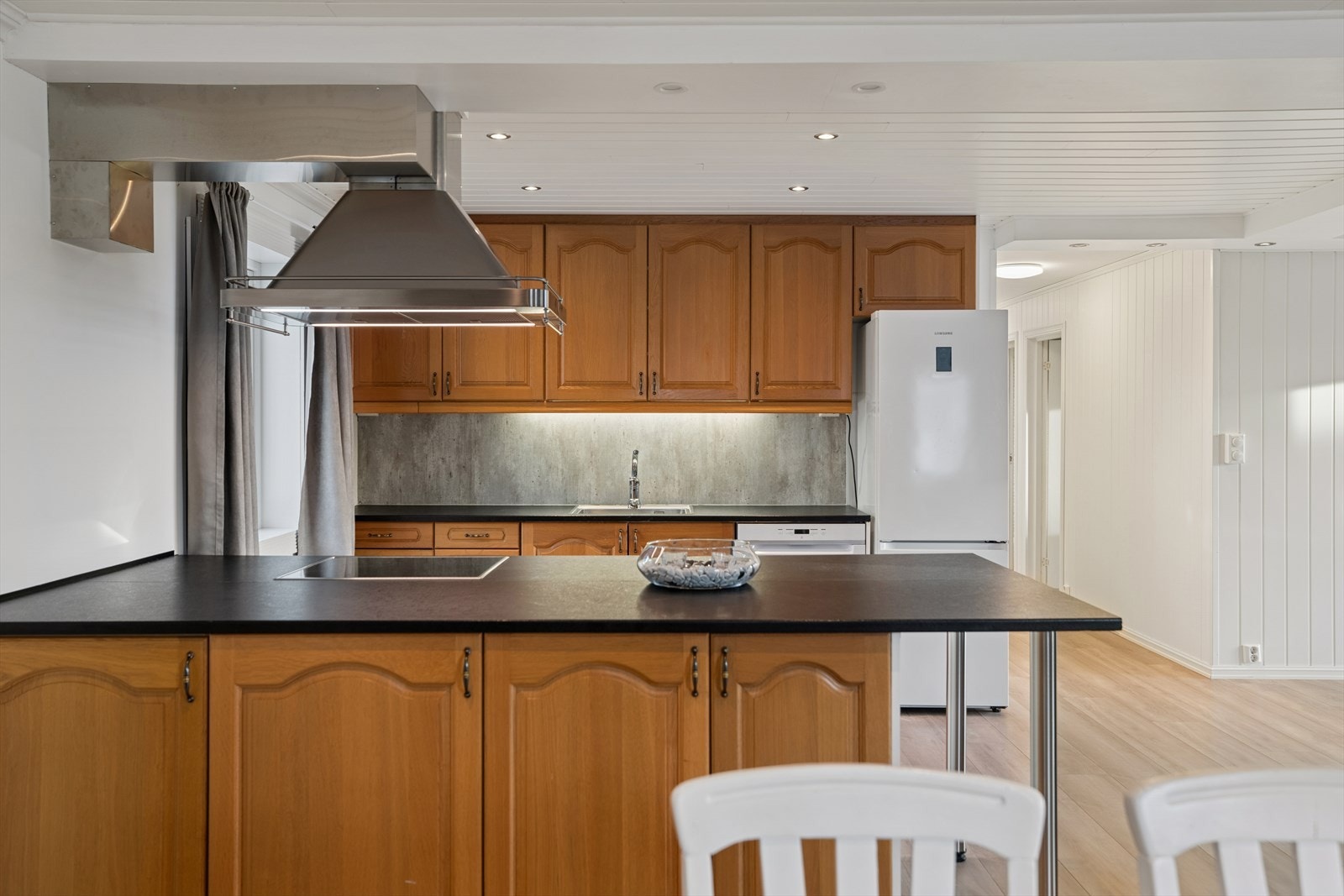 Kjøkkenet er utrustet med hvitevarer som stekeovn, platetopp, oppvaskmaskin og kjøl-/fryseskap. Ventilasjonen ivaretas av en kjøkkenventilator med avtrekk ført direkte ut, som sikrer god luftkvalitet under matlaging. Galleribilde