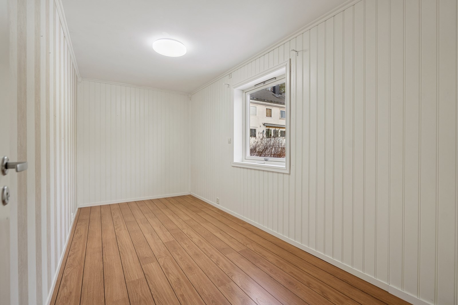 Lyst og pent soverom med god plass til seng og møblering. Galleribilde